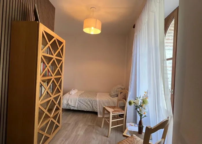 Lacoume Saint Jacques ホームステイ オーシュ