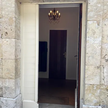 Lacoume Saint Jacques בית אירוח אוש